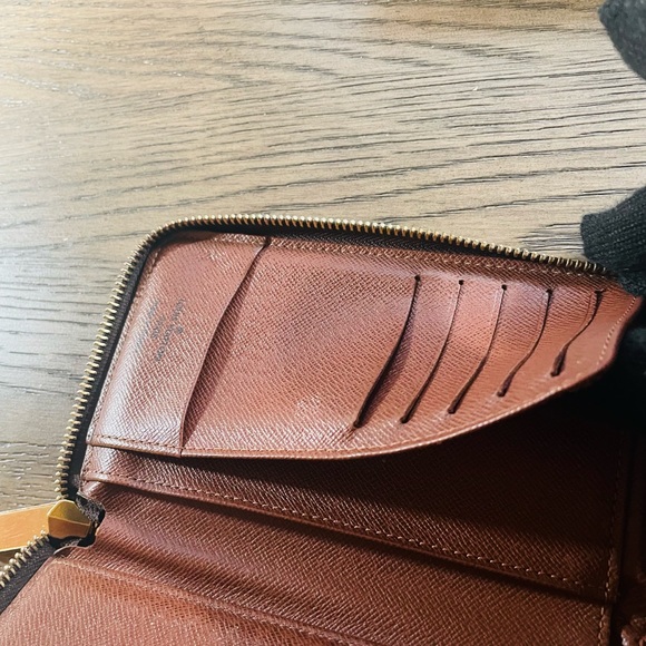 Louis Vuitton Zippy Wallet in Monogram-still for sale - Picture 10 of 17